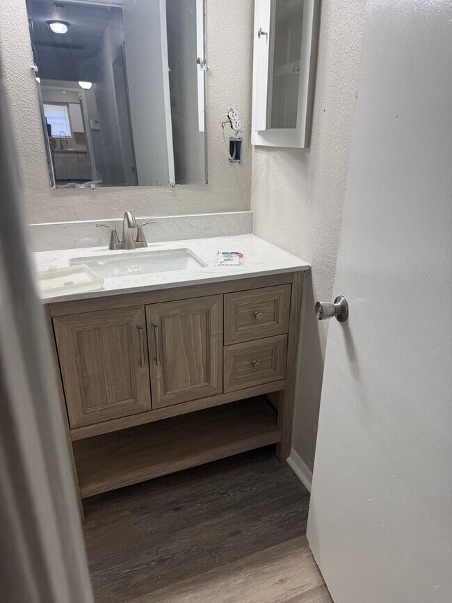 Building Photo - Stunning 3 Bed 2 Bath duplex