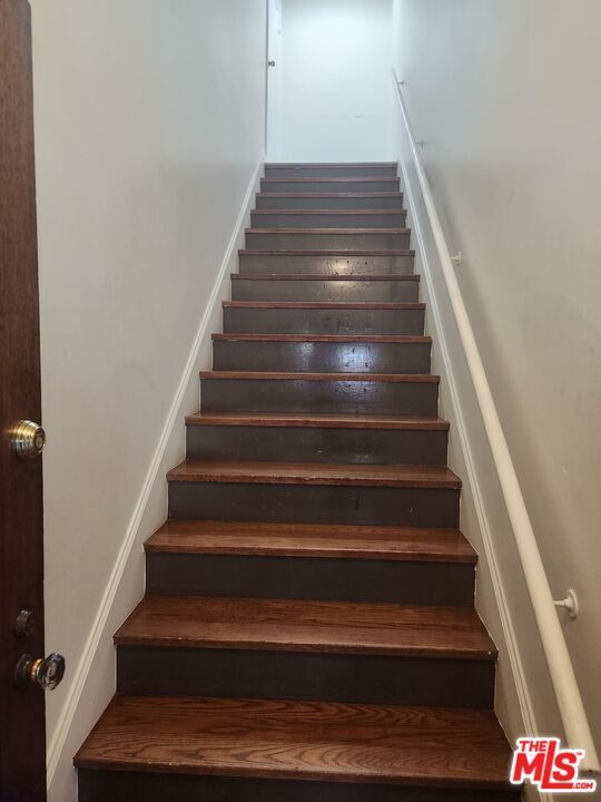 Building Photo - 517 Serrano Ave