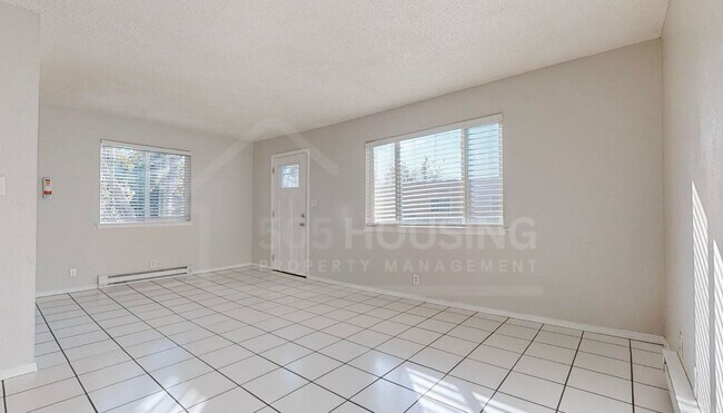 Building Photo - Large NE Heights 2 Bedroom Apartment
