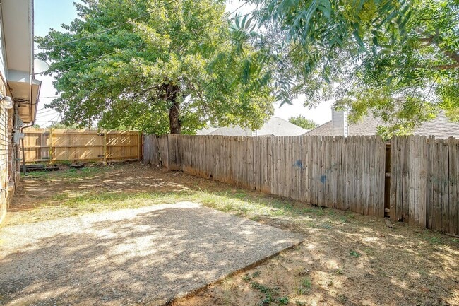 Building Photo - Open Floorplan with 3 Bed, 2 Bath Home in Established Neighborhood- Fort Worth- 76120