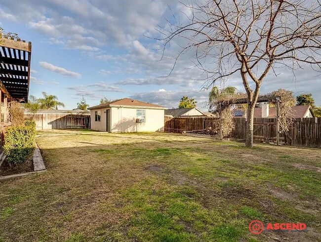 Building Photo - Cute Home Located Near Shopping in the Ros...