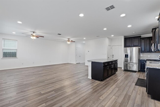 Building Photo - 3201 College Park Dr