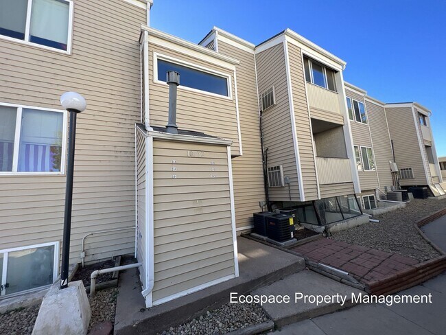 Primary Photo - 2 Bedroom 1 Bathroom Apartment in Aurora