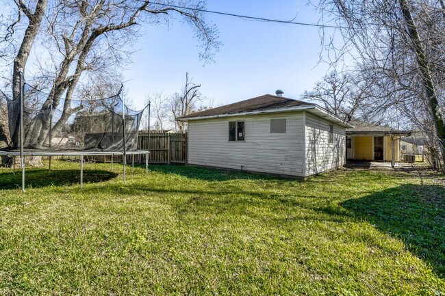 Building Photo - 315 Acacia St