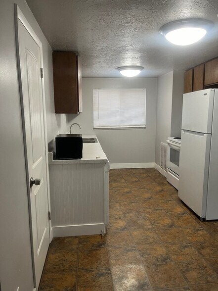 Building Photo - 133 900 N