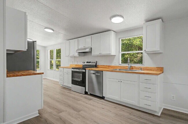 Building Photo - Updated 3-Bedroom Home on 10 acres in Chapel Hill