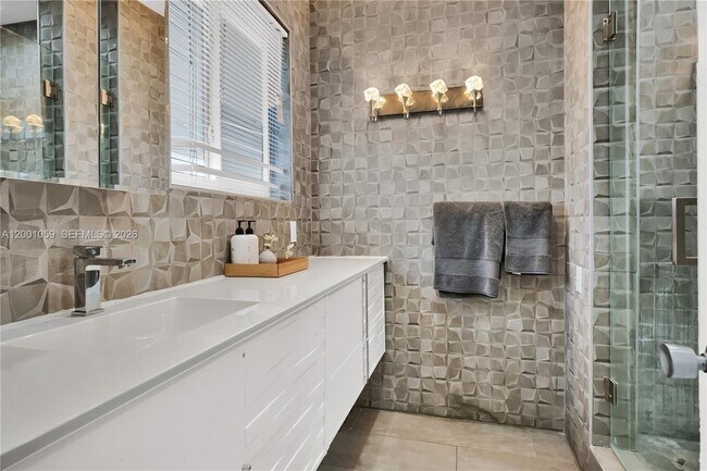 Building Photo - 820 W 43rd Ct