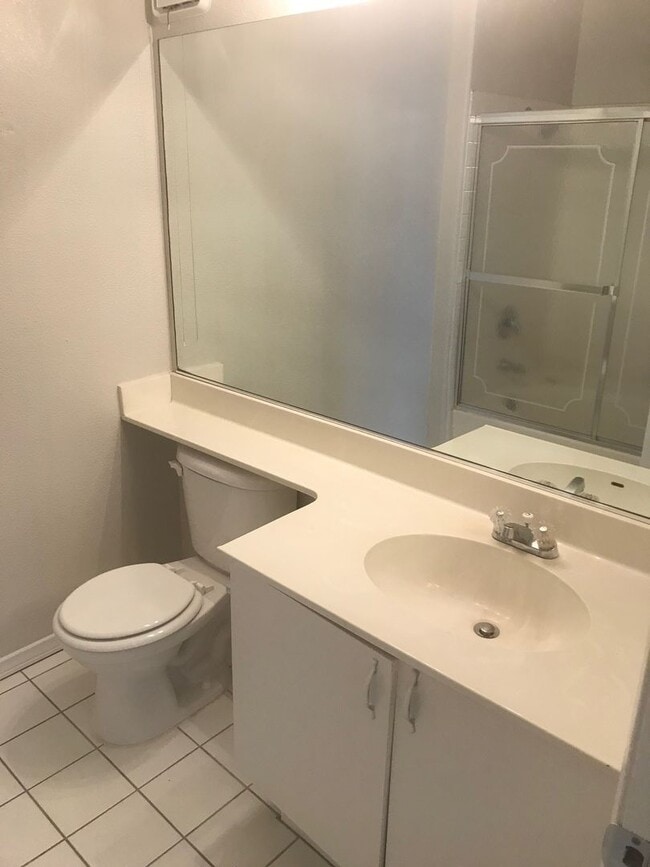 Building Photo - 2 Bedroom 2 bath condo with a den ready for move in!! Ask about our promotion!!