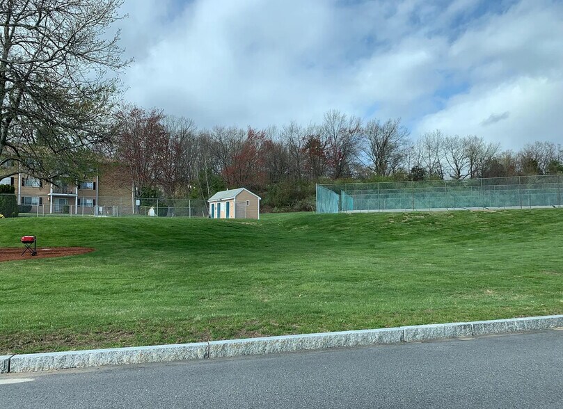 Swimming pool, tennis court and barbecue area - 379 Huse Rd