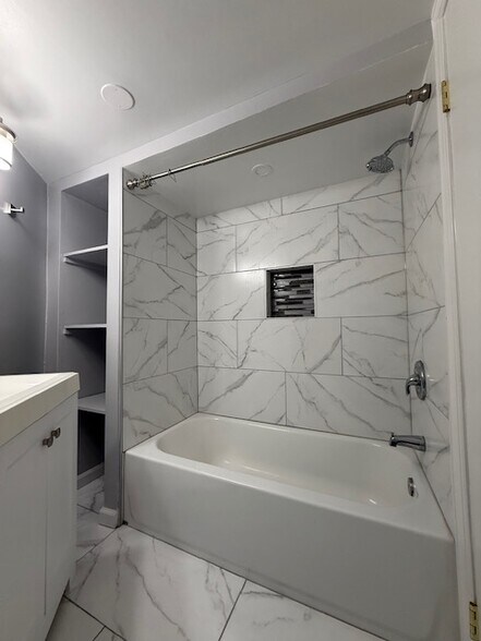 Building Photo - 219 9th St SE