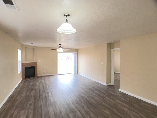 Building Photo - Ventana Ranch 3 bedroom. Newer Flooring! No Carpet. Huge open living space. Great location.