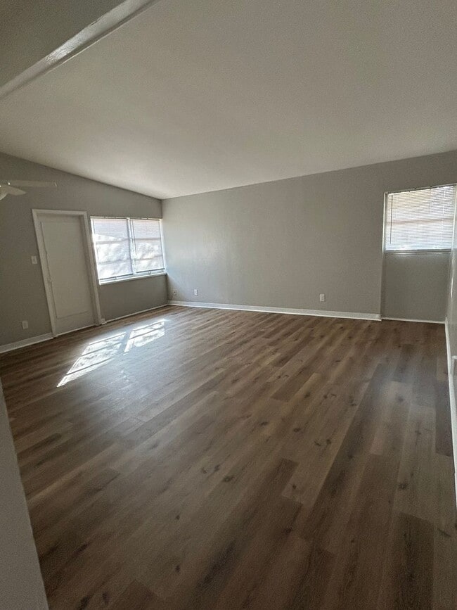 Building Photo - 1926 Skylane Dr