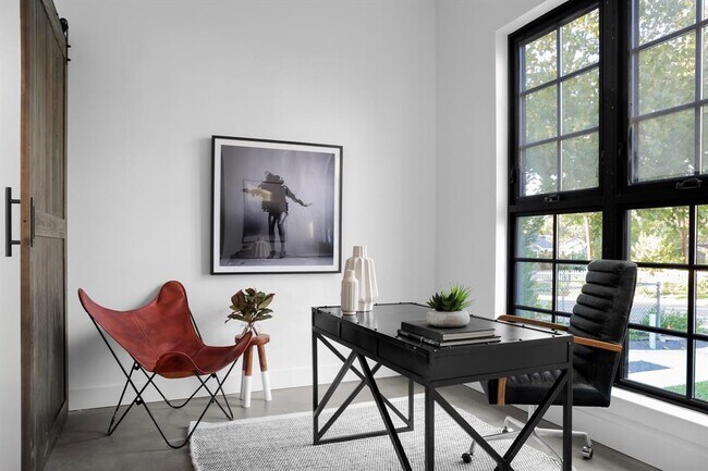 Building Photo - 603 E 47th St