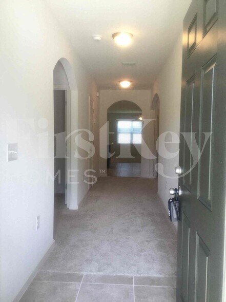 Building Photo - 407 SW Lakehurst Dr