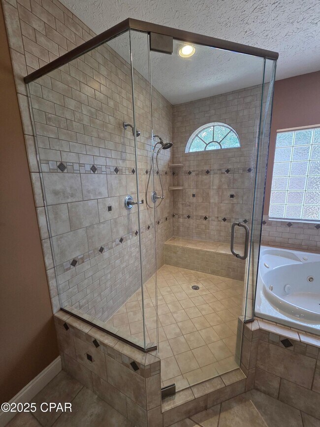 Building Photo - 3401 Hillcrest Dr