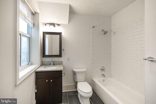 Building Photo - 1310 Spruce St