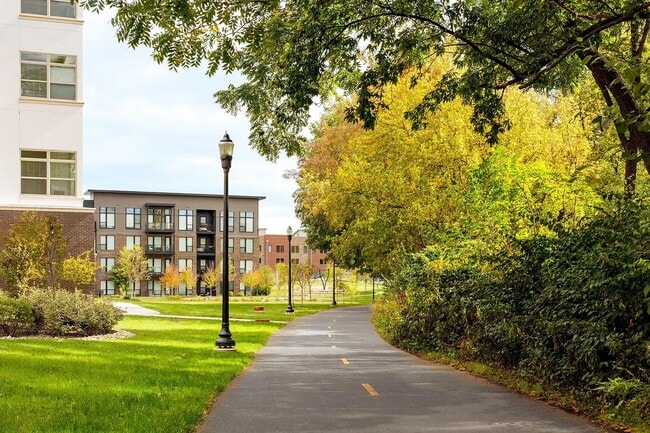 Building Photo - 526 Riverfront Ln