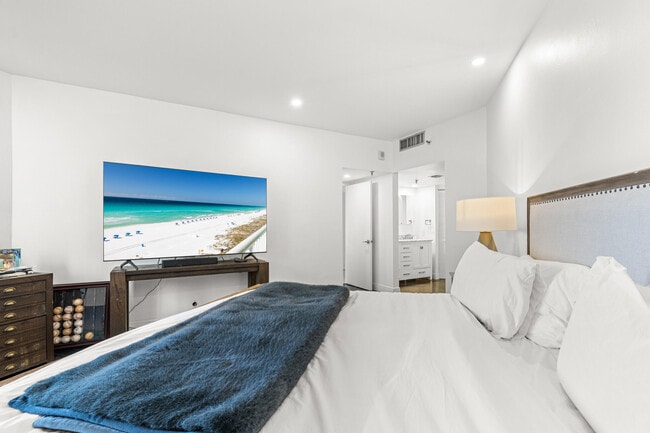 Building Photo - 520 Brickell Key Dr