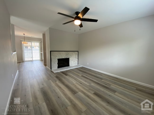 Building Photo - 2BD/2BA Upstairs Duplex with Garage
