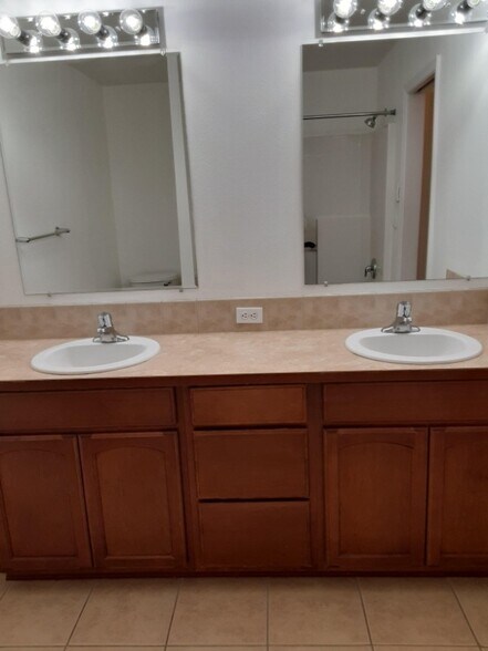 Building Photo - 2730 10th Ct SE