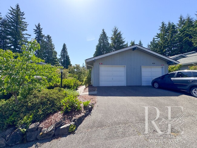 Building Photo - Highland Greens Golf Course Living