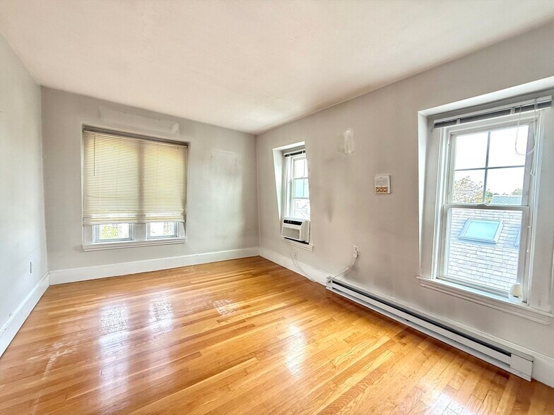Building Photo - 373 K St