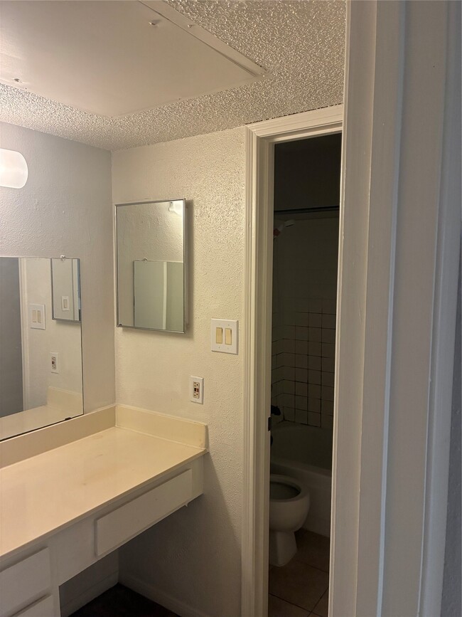 Building Photo - 2121 Hepburn St