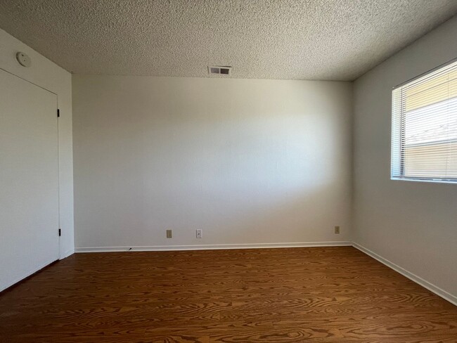 Building Photo - Upstairs 2 Bedroom 1 Bath Apartment in Ata...