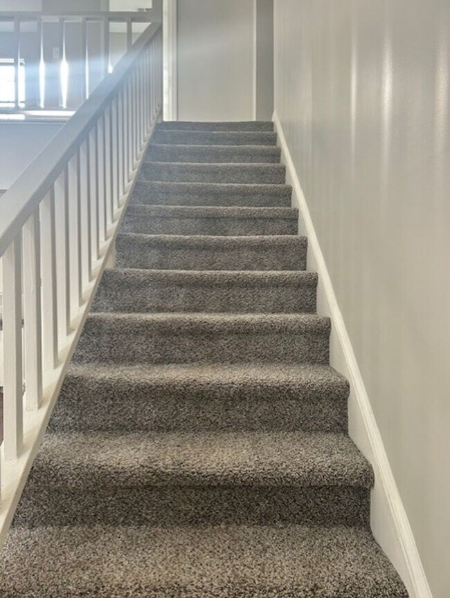 Building Photo - Available 3 bedroom/ 2 bathroom Home!