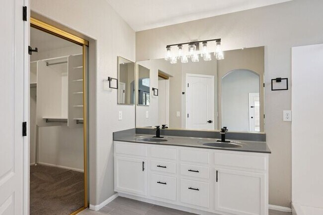 Building Photo - Very nice single level home with 4 bedrooms and 2 baths!