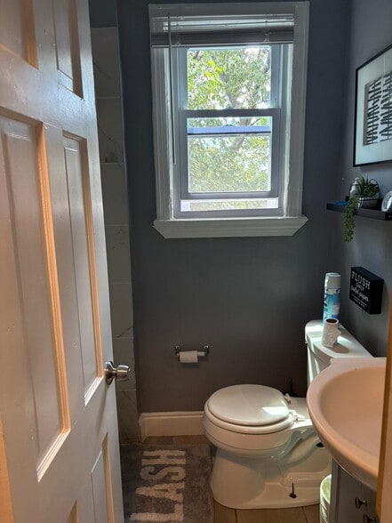 Building Photo - 127 Wilmington Pl SE