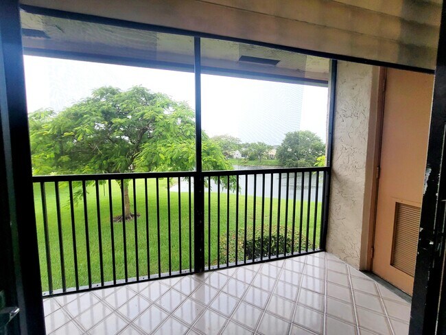 Building Photo - 15702 E Waterside Cir