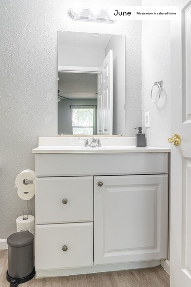 Building Photo - Private bedroom in 3 bed/2 bath Home