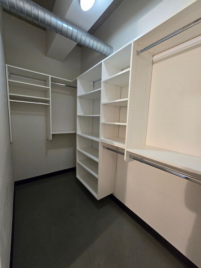 Building Photo - Luxurious 2BR , 2BA 2nd floor loft in East Downtown Area- aprox 1650 sq ft