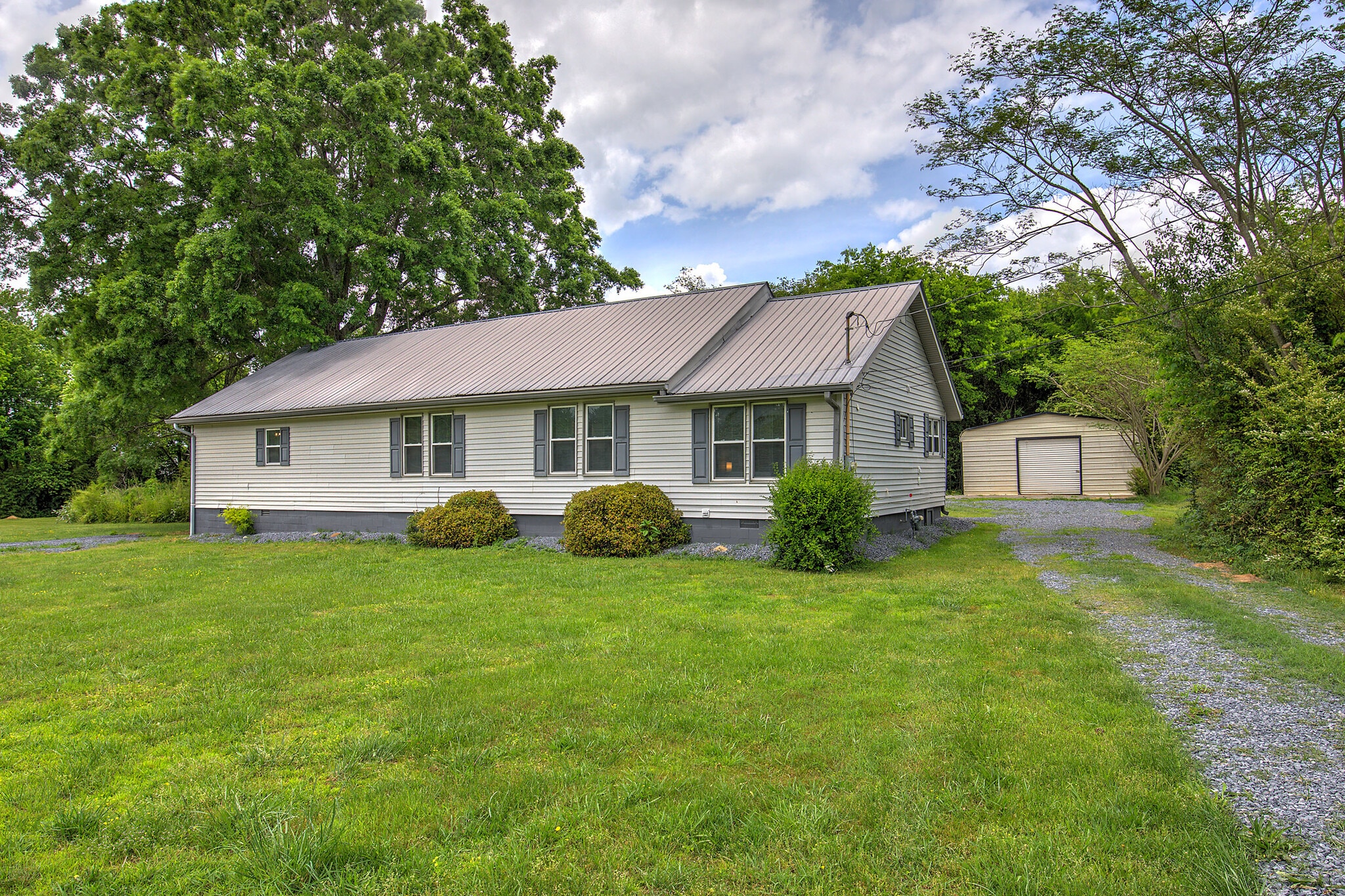 Front exterior - 227 Saint Elmo Cir