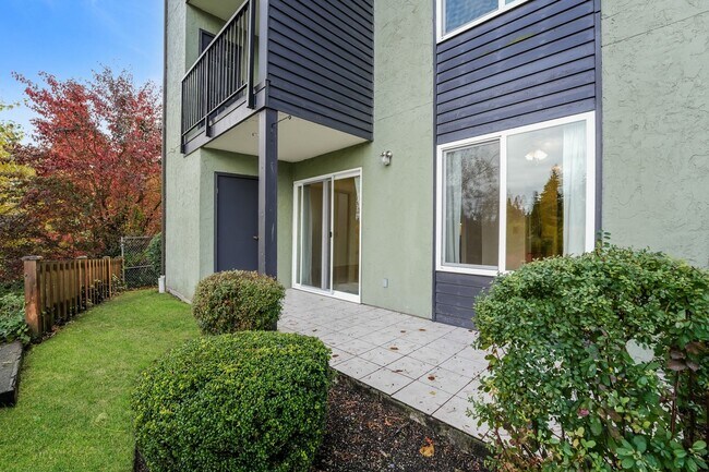 Building Photo - 2 Bedroom 2 Bathroom Sits Right on the Shore of Lake Beverly