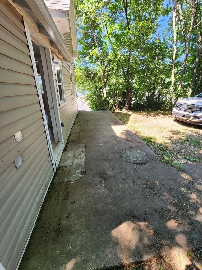 Building Photo - Spacious 1-Bedroom, 1-Bathroom Home AVAILA...