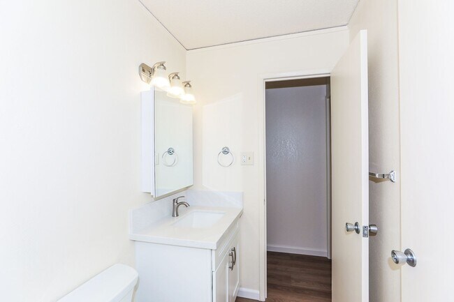 Building Photo - Ridgeway - Renovated two story, 2 bedroom, 1 bath with 1 uncovered parking stall