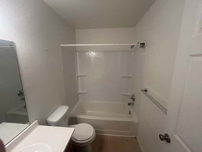 Building Photo - 520 Nova St