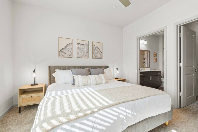 Building Photo - 711 W Broadway Rd