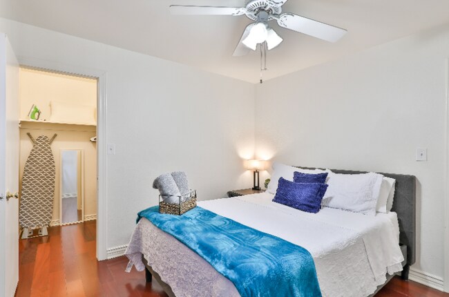 Building Photo - 531 W Del Campo Ave