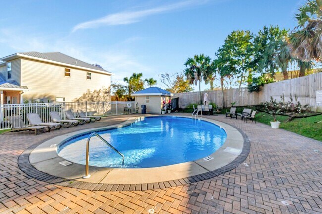 Building Photo - Destin 3 Bedroom Townhome with a Garage!