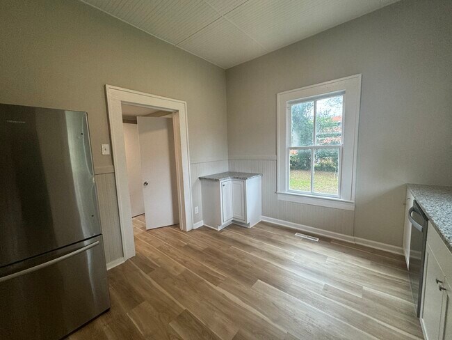 Building Photo - 363 Ebenezer Ave