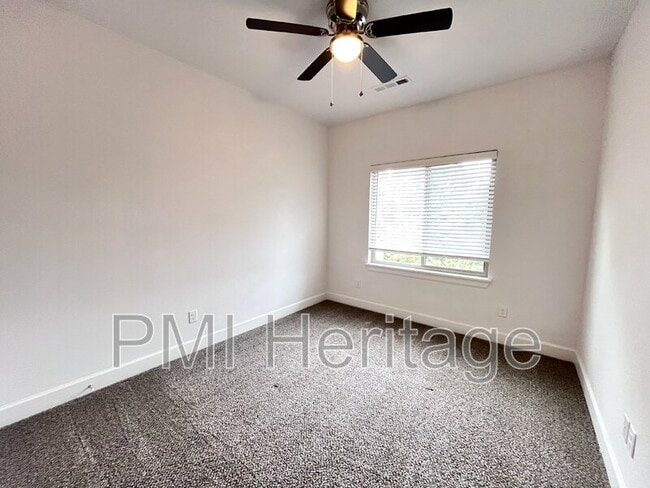 Building Photo - 418 NW Retreat Ln
