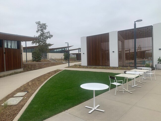 Building Photo - Five Points 3 Bedroom Home in Valencia!