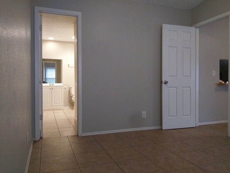Master Bedroom with Private Master Bathroom - 2524 Corian Glen Dr