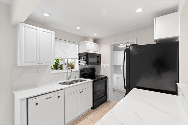 Building Photo - 2616 Middle River Dr