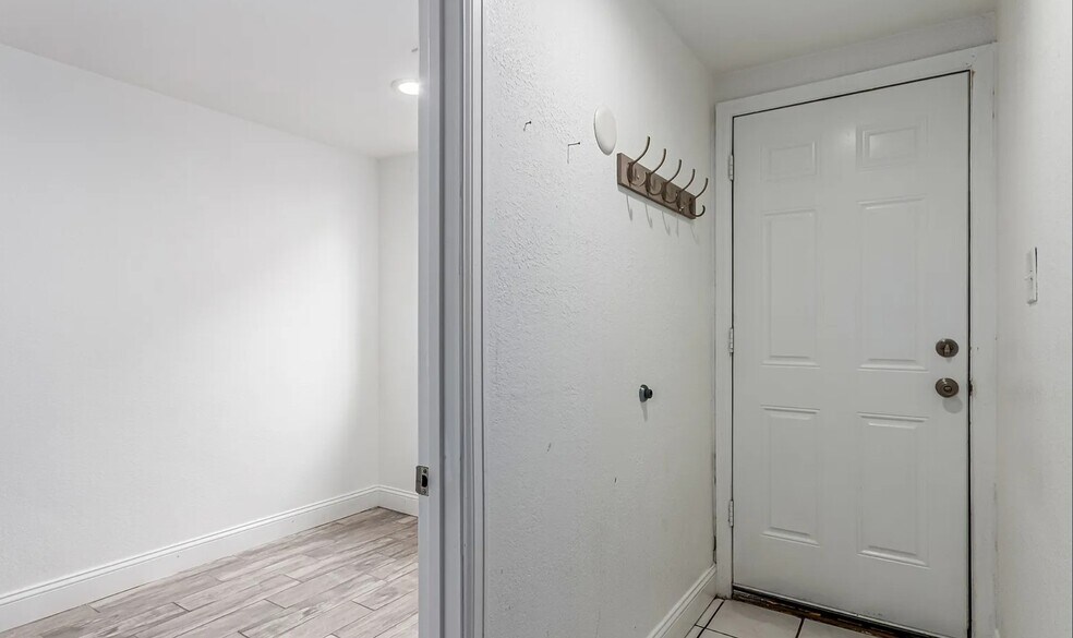 Entryway - 1173 Dayton St