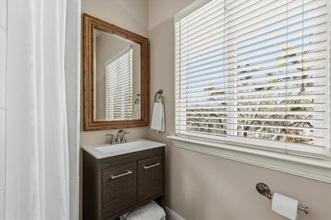 Building Photo - 25207 Lakeview Dr