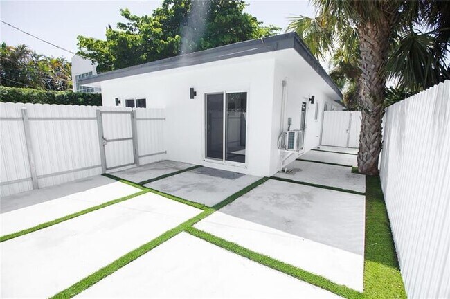 Primary Photo - 1112 NE 17th Terrace